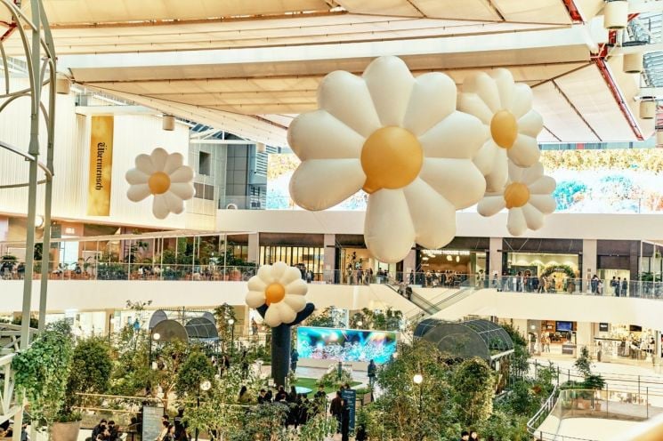 G-Dragon's 'Media Exhibition: Übermensch' Expands Worldwide with AI and VR Experience 5 G-Dragon's 'Media Exhibition: Übermensch' Expands Worldwide with AI and VR Experience