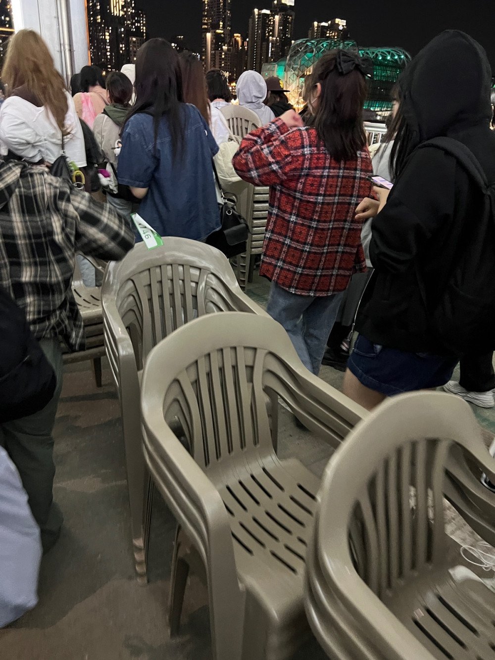 SEVENTEEN Fans Commended for Selflessly Organizing Chairs After Jamsu Bridge Showcase 3 Seventeen fans after the concert