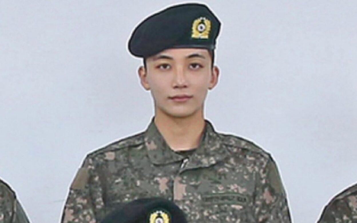 Fans and netizens stunned by Seventeen's Jeonghan in latest military photo