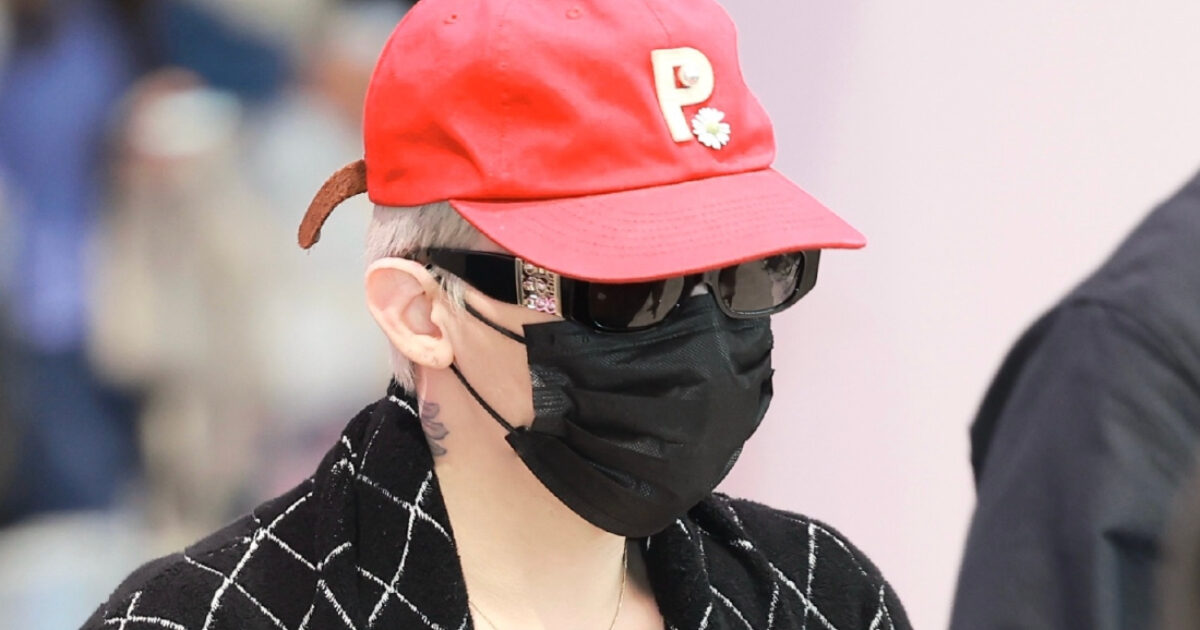 G-Dragon Wears Another "Unusual" Outfit To The Airport—Price Tag Stuns Fans