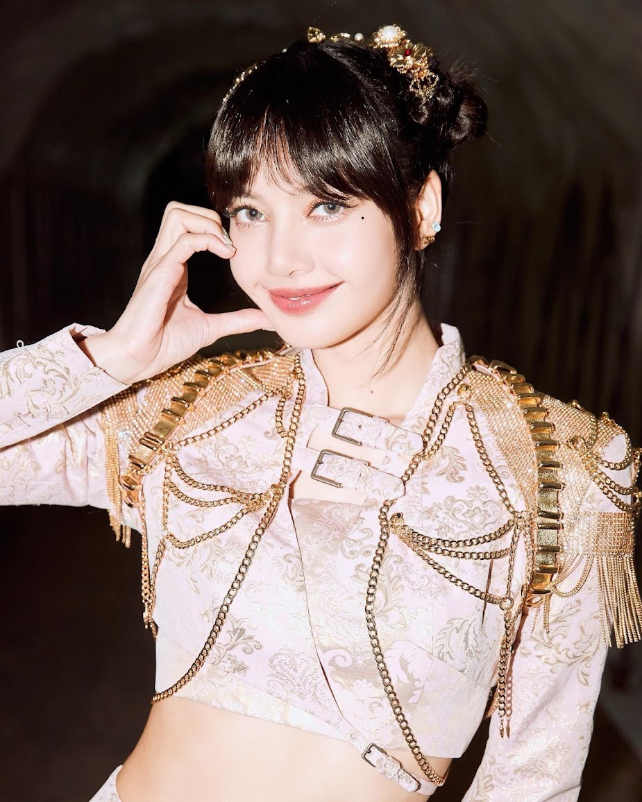 The Japanese Actress Who Resembles BLACKPINK's Lisa 1 BLACKPINK’s Lisa