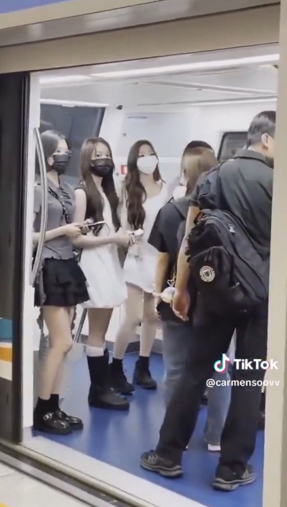 Bodyguard for Hearts2Hearts Ignites Controversy After Neck Block Incident with Fan 6 Image 6