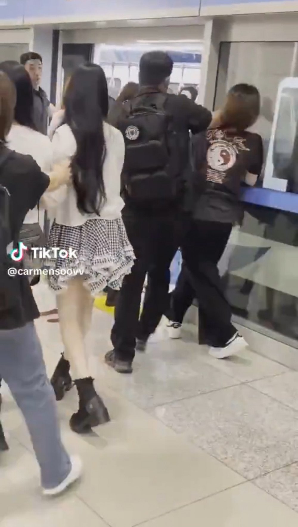 Bodyguard for Hearts2Hearts Ignites Controversy After Neck Block Incident with Fan 4 Image 4