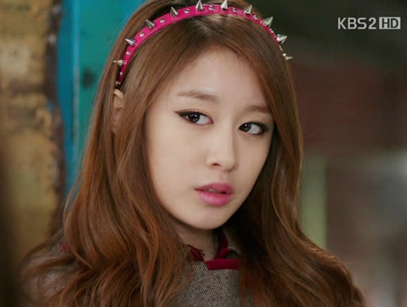 K-Pop Fans Revisit Iconic Photos and GIFs from the 2nd and 3rd Generations: Which Ones Do You Recognize? 3 Jiyeon Headband