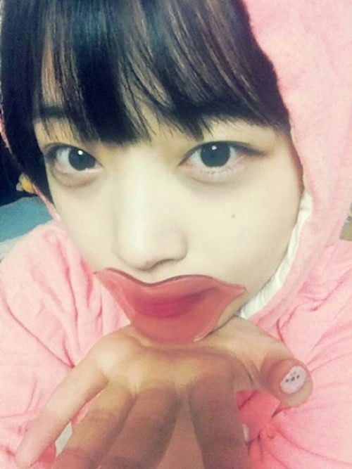 K-Pop Fans Revisit Iconic Photos and GIFs from the 2nd and 3rd Generations: Which Ones Do You Recognize? 2 Sulli Lip Mask