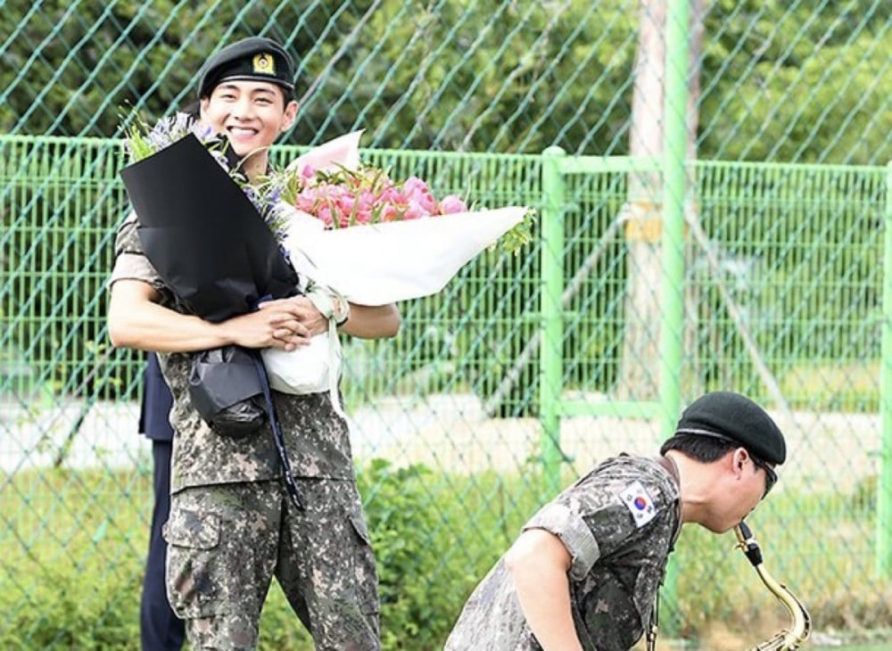 RM and V of BTS Officially Released from Military Duty, Welcome Fans in Chuncheon 2 Fans Celebrating
