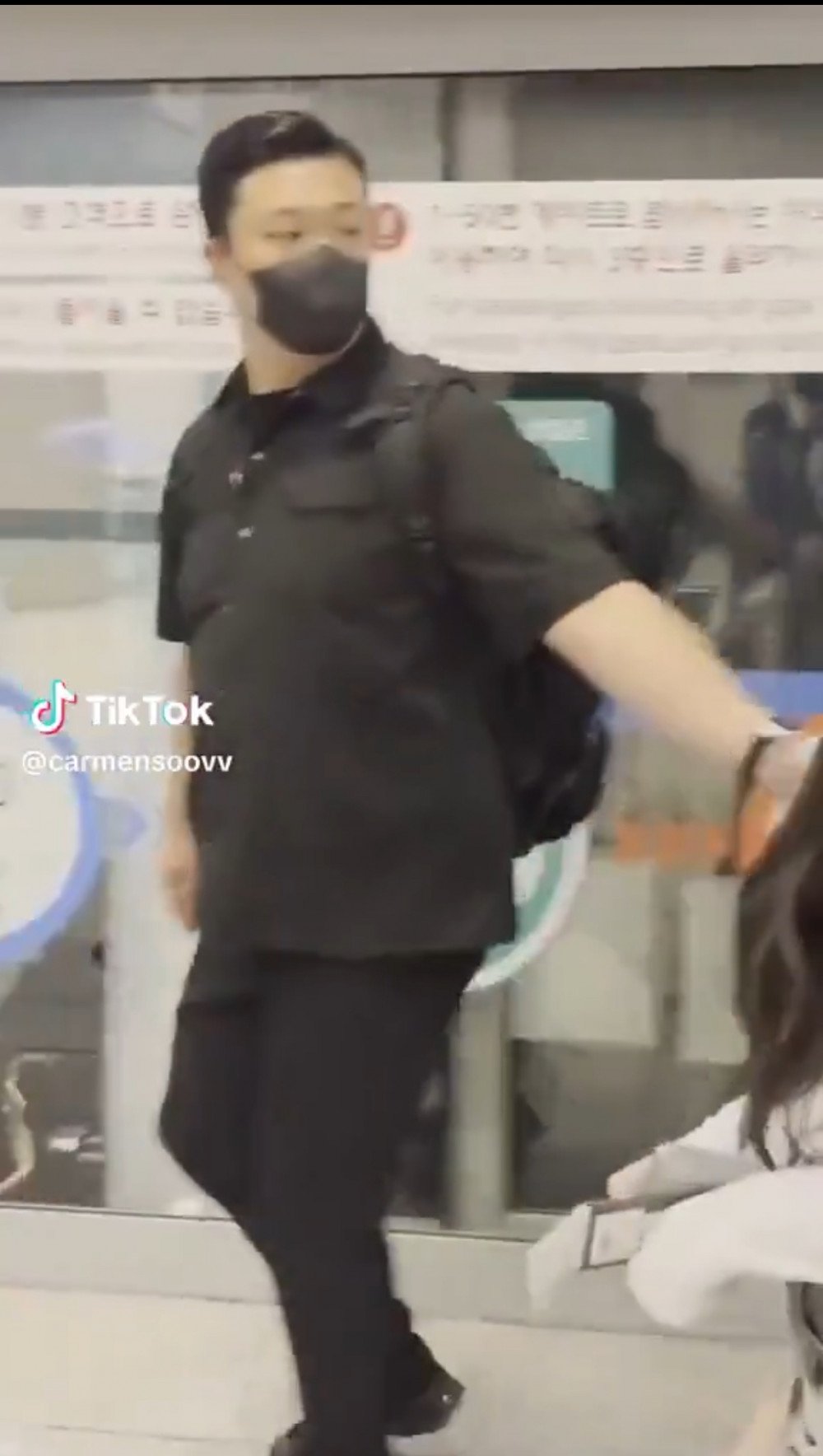 Bodyguard for Hearts2Hearts Ignites Controversy After Neck Block Incident with Fan 2 Image 2