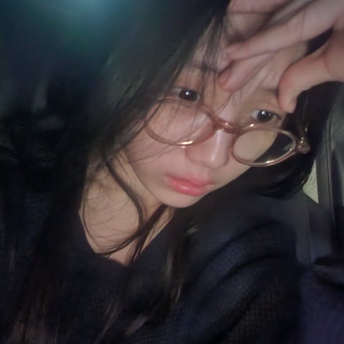 HYBE Girl Group Member Falls Victim to Scam 1 Wonhee selfie