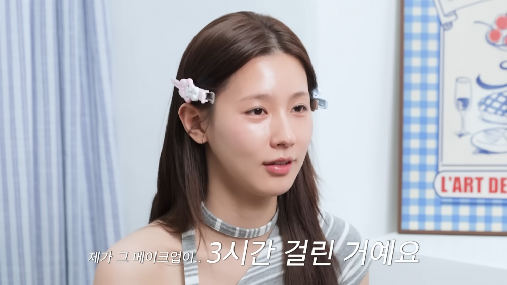 Miyeon of I-DLE Confidently Shows Her Makeup-Free, Natural Face 2 Behind the Scenes