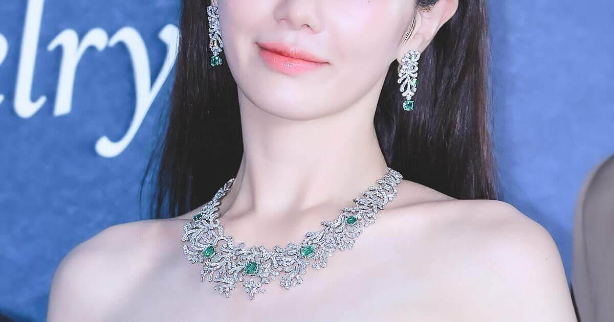 Squid Game Star Flaunts Petite Figure in Daring, Cleavage-Baring Dress 1 "Squid Game" Actress Shows Off Petite Figure In Bold, Cleavage-Revealing Dress