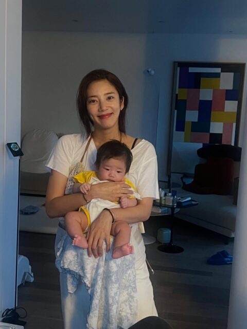 Son Dambi with her daughter | @xodambi/Instagram