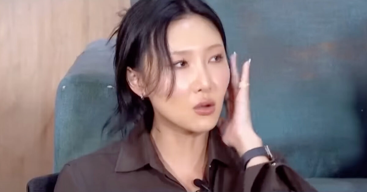 Hwasa of MAMAMOO Experiences Hearing Loss Following In-Ear Device Explosion 1 MAMAMOO's Hwasa Suffers Hearing Loss After In-Ear Explosion