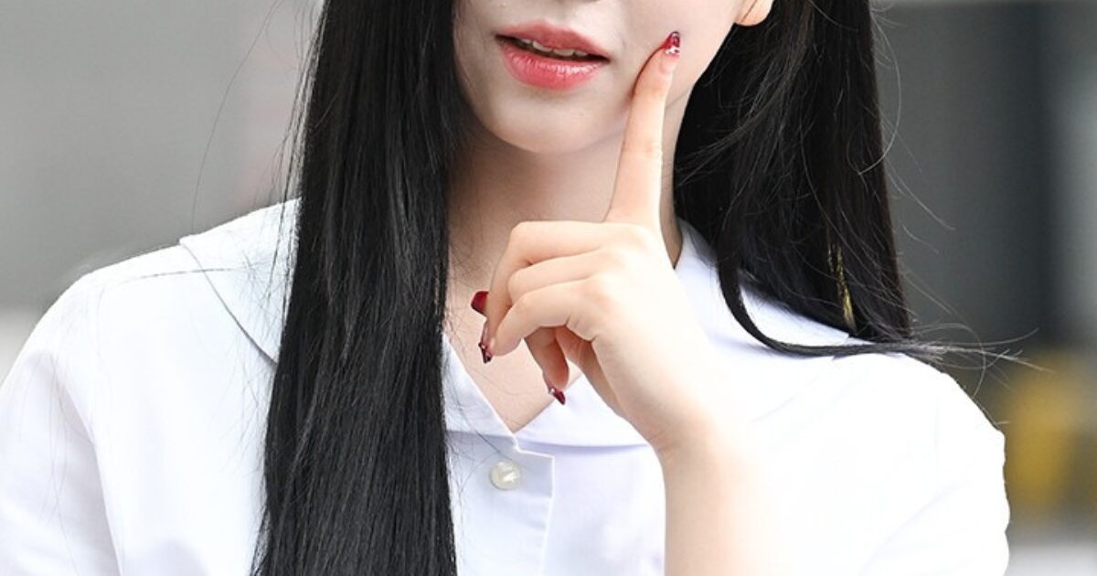 Popular Girl Group Member Faces Backlash Over Misogynistic Language Use 1 Beloved Girl Group Member Comes Under Fire For Using Misogynistic Slang