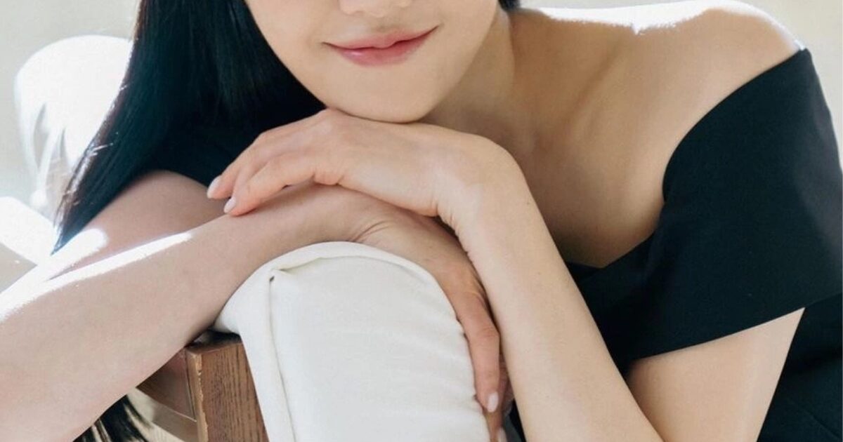 54-Year-Old Actress Amazes With Ageless Appearance 1 54-Year-Old Actress Stuns With Age-Defying Looks