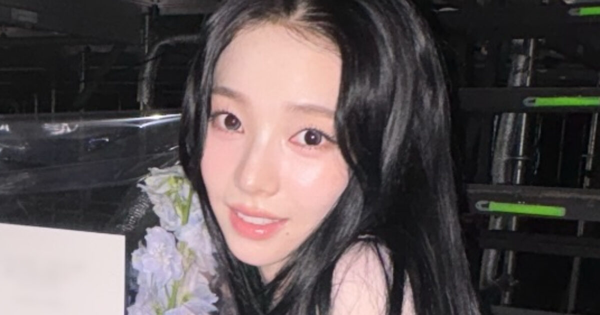 Aespa's Karina Gets Luxury Brand Flowers, Sparking Strong Reactions About Their Significance 1 aespa's Karina Receives Flowers From Luxury Brand—Triggers Intense Reactions Over What It Means