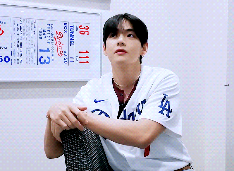 Behind-The-Scenes Footage Shows BTS’s V (Kim Taehyung) Preparing for His First Pitch at Dodgers Stadium 3 Kim Taehyung getting advice from Dodgers