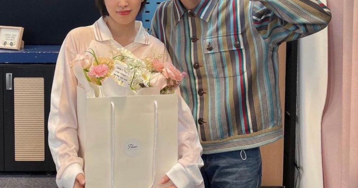 Fans Discover Numerous Signs Of A Popular Boy Group Member Having A Longtime Crush On A Female Idol 1 Fans Find Multiple "Evidences" Of A Top Boy Group Member Crushing On A Female Idol For Years