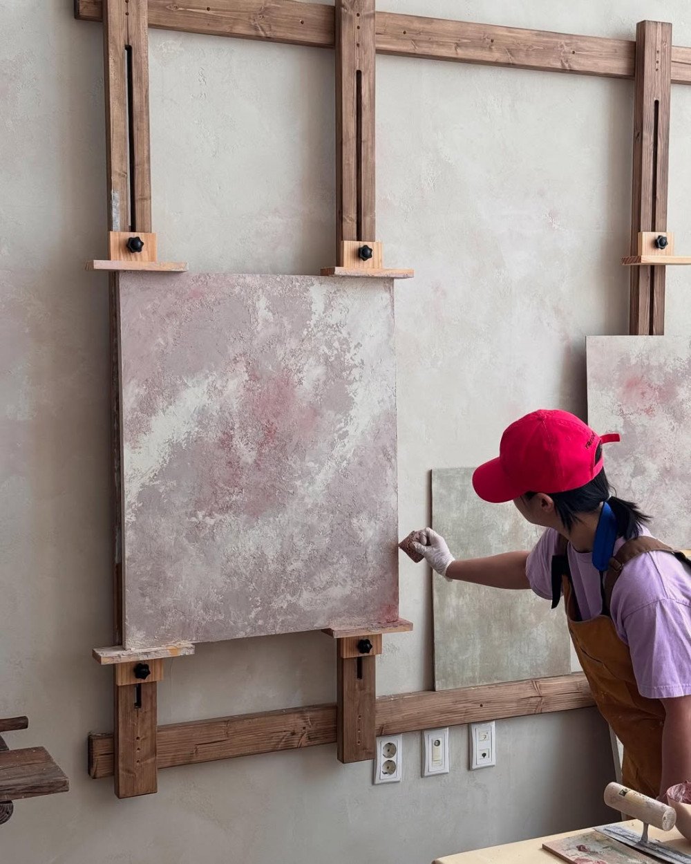 Park Na Rae Introduces Her Latest Hobby: Lime Plastering 3 Park Na Rae Introduces Her Latest Hobby: Lime Plastering