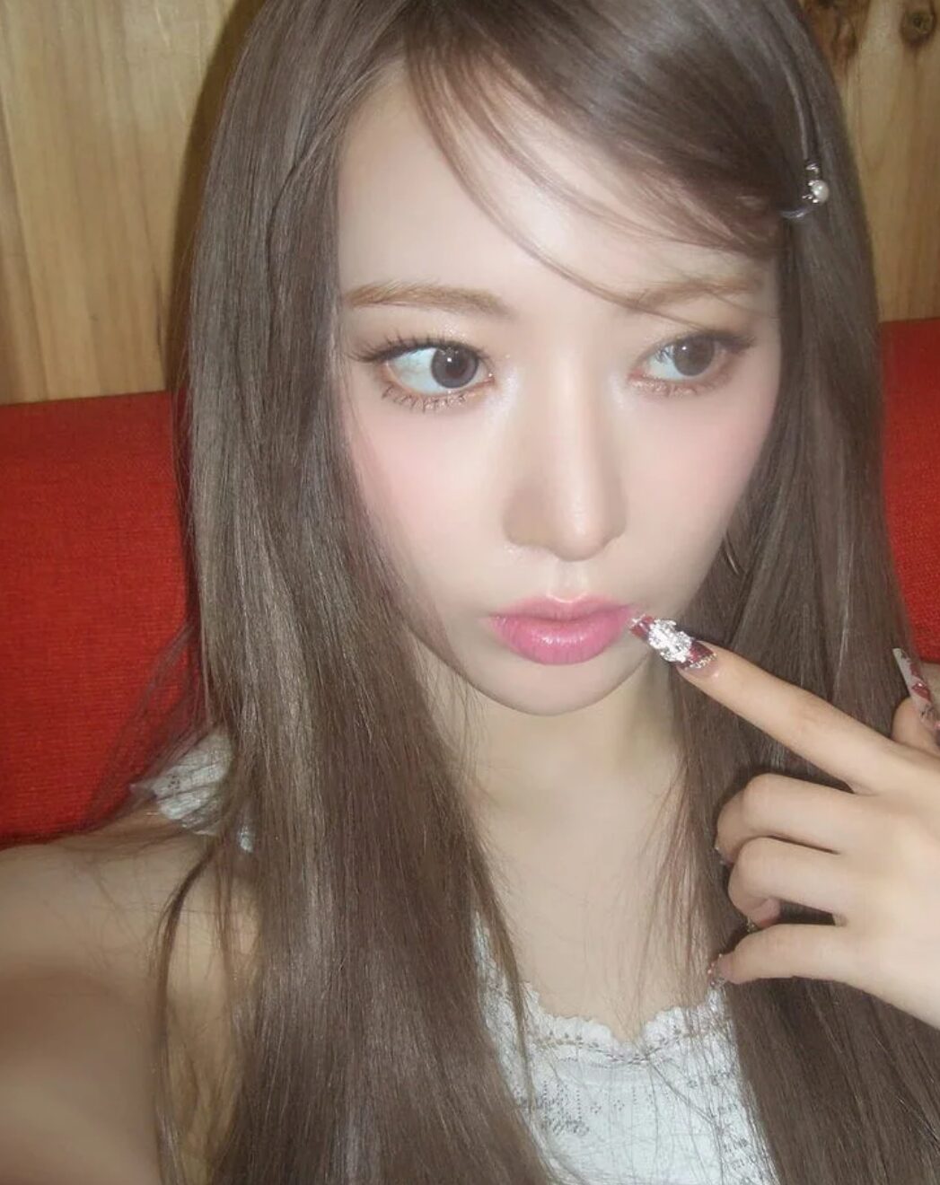 4th Gen Idol Is a Visual Goddess With "Perilla Leaf" Hairstyle 3 Sakura from LE SSERAFIM