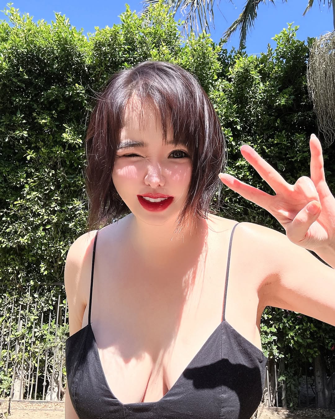 Park Bom of 2NE1 Surprises Fans With Transformed Appearance in New LA Photos 5 snapins-ai_3636860103279970146