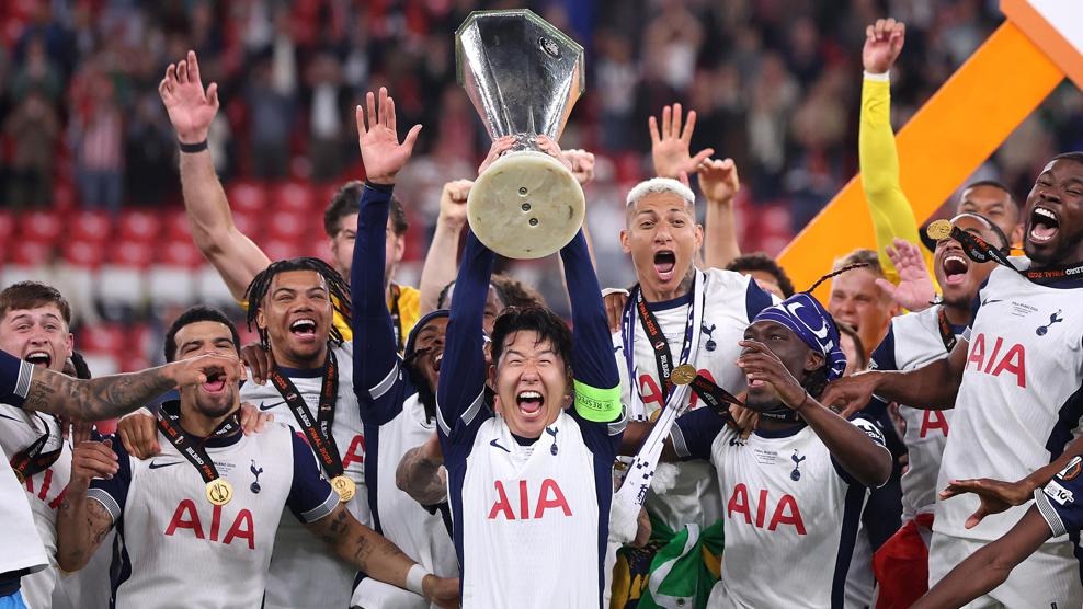 Park Seo Joon Unexpectedly Seen Next to Son Heung Min During Prominent Blackmail Scandal 3 Son Heung Min with the UEFA trophy