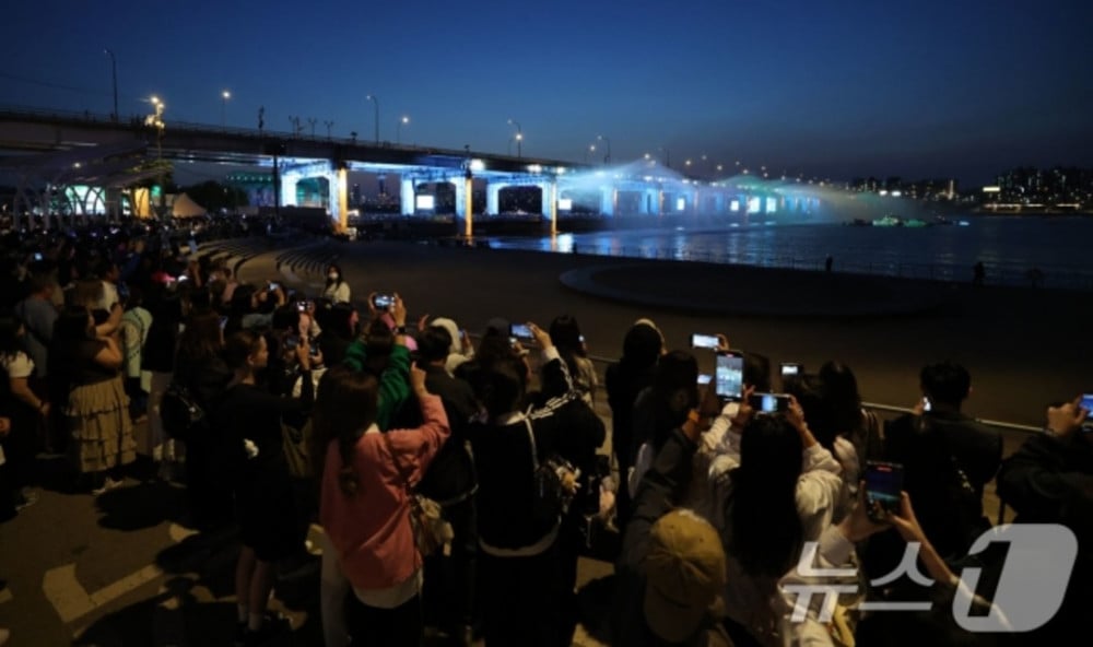 Seventeen Makes History as the First K-Pop Artist to Perform on Jamsu Bridge 3 Seventeen Makes History as the First K-Pop Artist to Perform on Jamsu Bridge