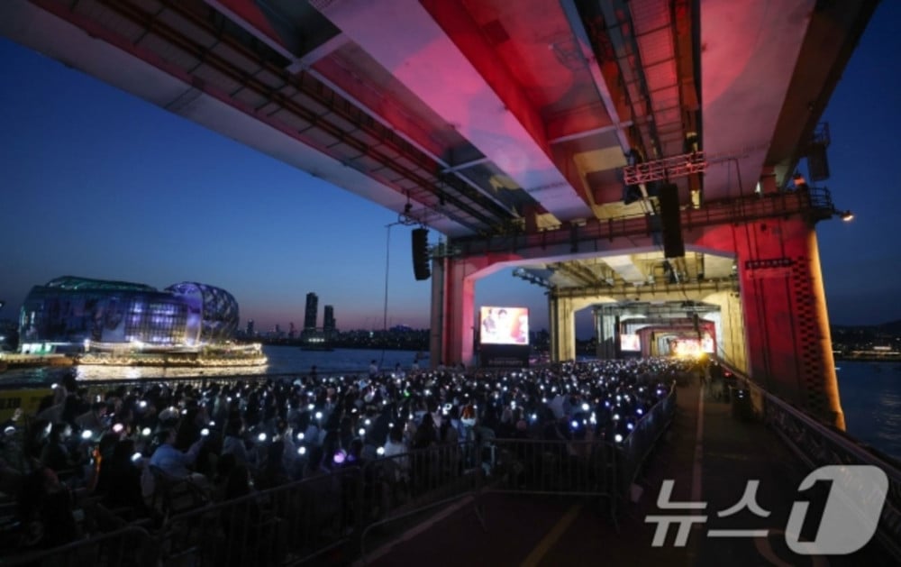 Seventeen Makes History as the First K-Pop Artist to Perform on Jamsu Bridge 2 Seventeen Makes History as the First K-Pop Artist to Perform on Jamsu Bridge