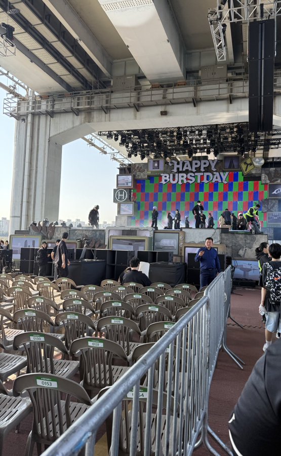SEVENTEEN Fans Employ Incredible Techniques to Attend Group Performances 2 Boat Viewing