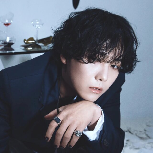 Popular Idol Experiences Frightening Fall During Performance, Attracts Attention for His Response 2 Lee-Hongki-fullBodyPicture(7)