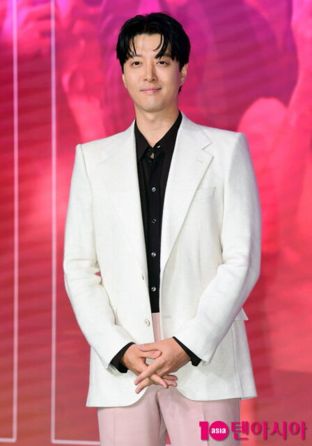Actor Lee Dong Gun's New Girlfriend Allegedly a Fellow Actress 16 Years His Junior 2 BF.39738114.1