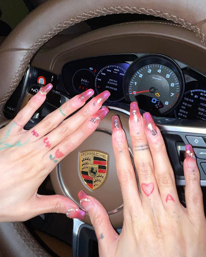 HyunA Aimed to Showcase Her Nails — Netizens Focused Elsewhere 4 HyunA Aimed to Showcase Her Nails — Netizens Focused Elsewhere