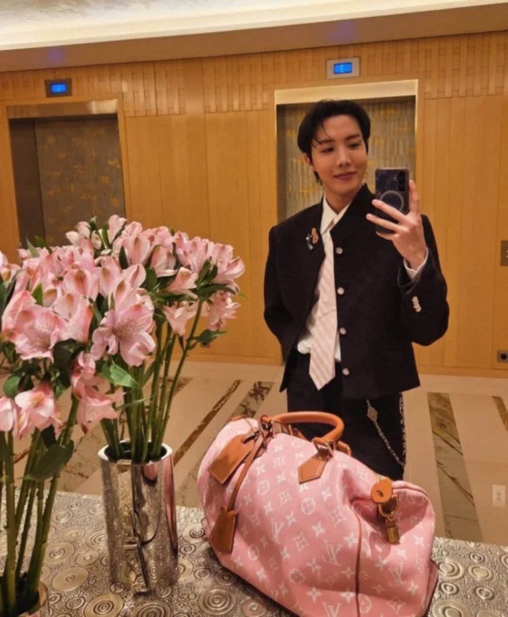 j-hope in Paris 3