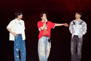 “BTS Reunited in Full Force”—j-hope Shakes Up the Sky in Goyang