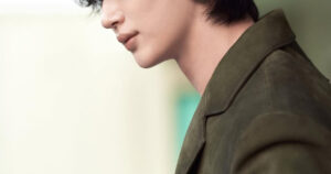Popular Actor Pulls Off A Hard-To-Wear Accessory