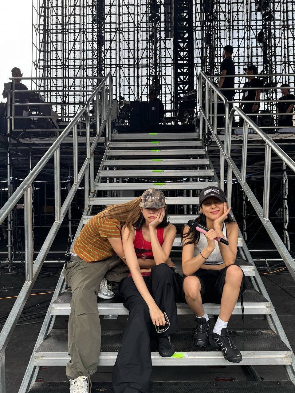 Jennie and Jisoo of BLACKPINK Share Rehearsal Footage for 'DEADLINE' Tour 2 Jennie and Jisoo of BLACKPINK Share Rehearsal Footage for 'DEADLINE' Tour