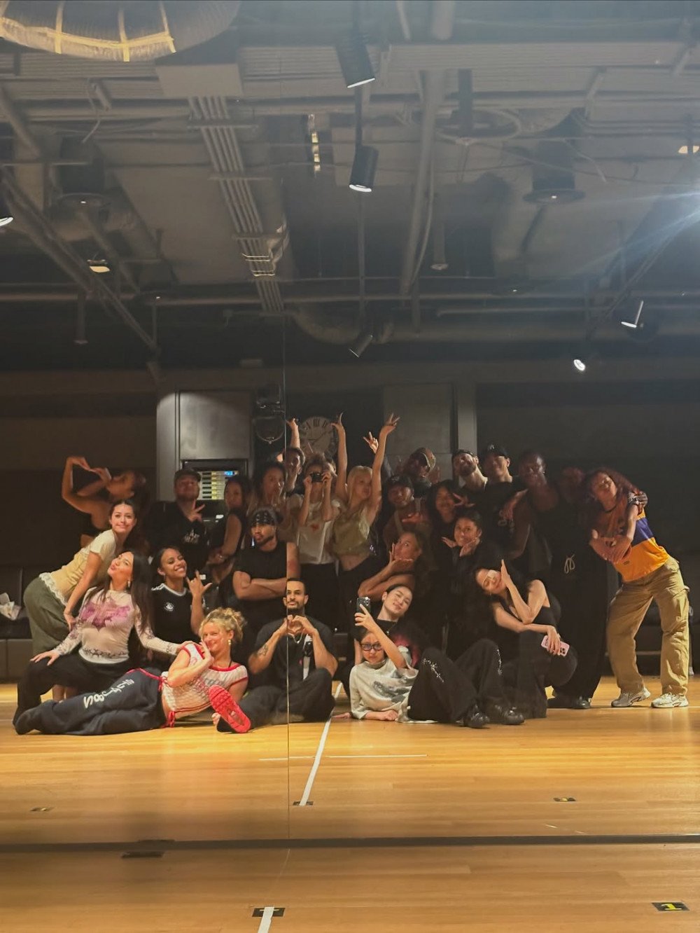 Jennie and Jisoo of BLACKPINK Share Rehearsal Footage for 'DEADLINE' Tour 3 Jennie and Jisoo of BLACKPINK Share Rehearsal Footage for 'DEADLINE' Tour