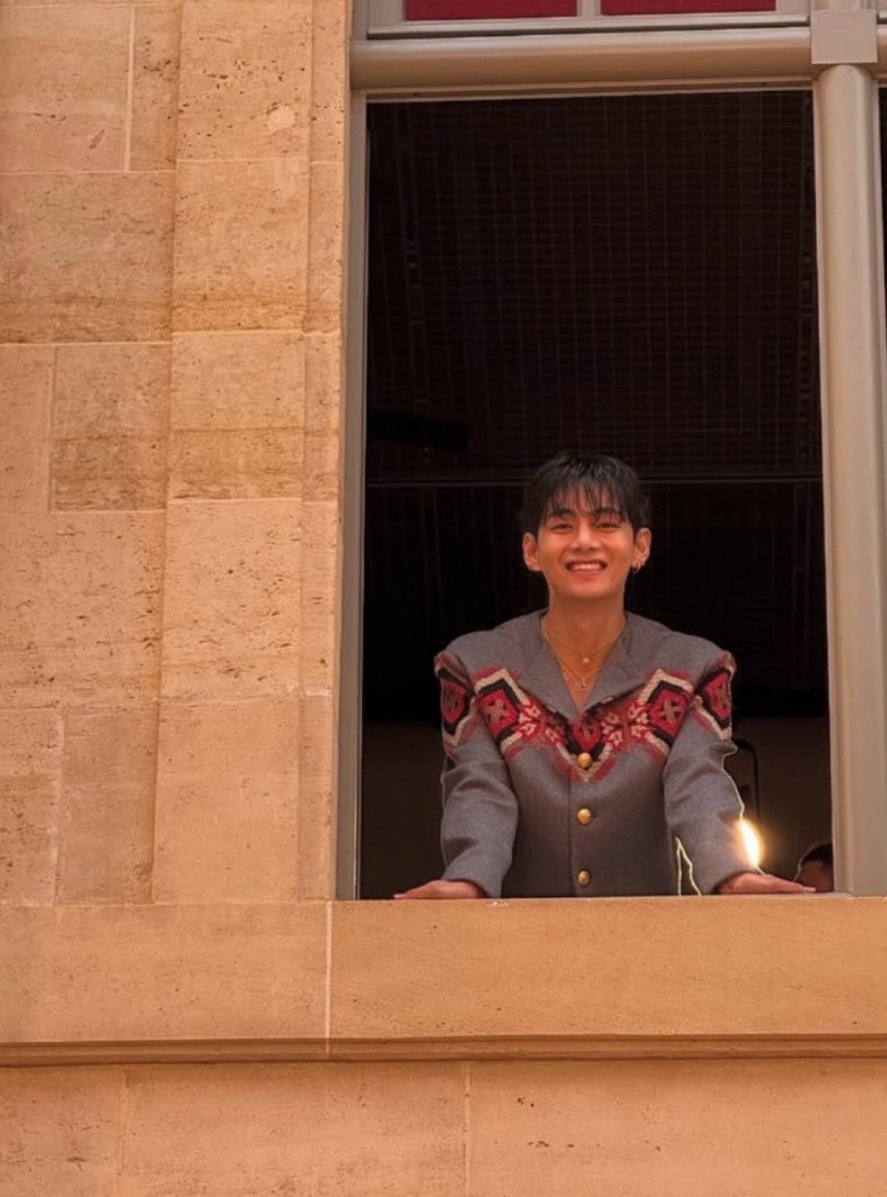 Visual Trio: Kim Taehyung, Bae Suzy, and Park Bo Gum Captivate Fans with Their Adorable Interactions 8 Visual Trio: Kim Taehyung, Bae Suzy, and Park Bo Gum Captivate Fans with Their Adorable Interactions