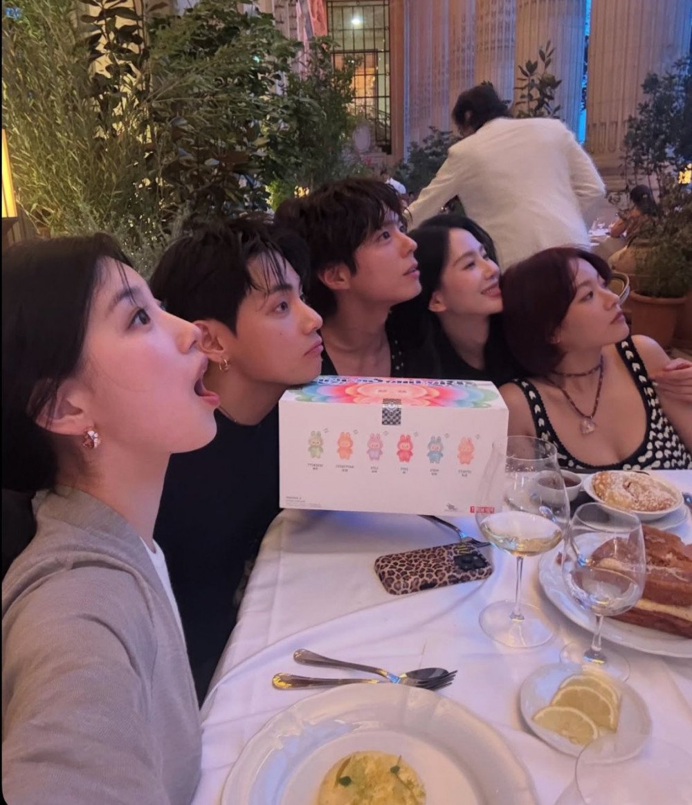 Visual Trio: Kim Taehyung, Bae Suzy, and Park Bo Gum Captivate Fans with Their Adorable Interactions 11 Visual Trio: Kim Taehyung, Bae Suzy, and Park Bo Gum Captivate Fans with Their Adorable Interactions