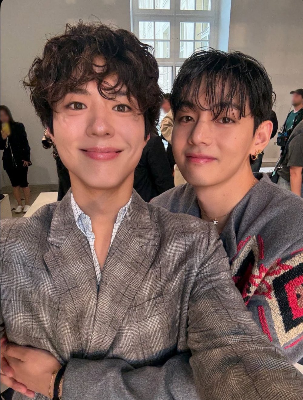 Visual Trio: Kim Taehyung, Bae Suzy, and Park Bo Gum Captivate Fans with Their Adorable Interactions 6 Visual Trio: Kim Taehyung, Bae Suzy, and Park Bo Gum Captivate Fans with Their Adorable Interactions