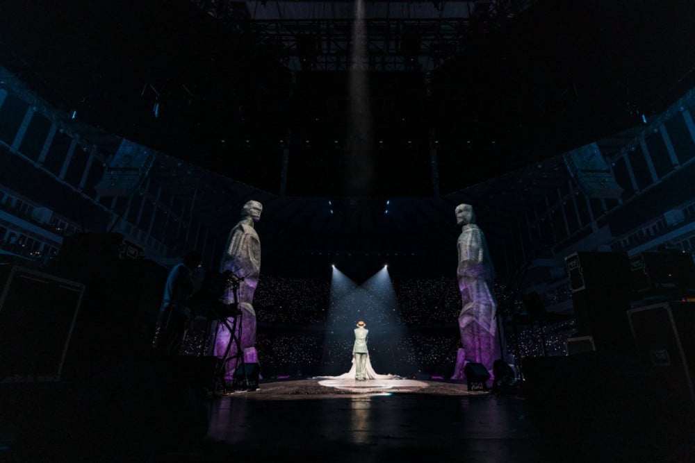 G-DRAGON Performing