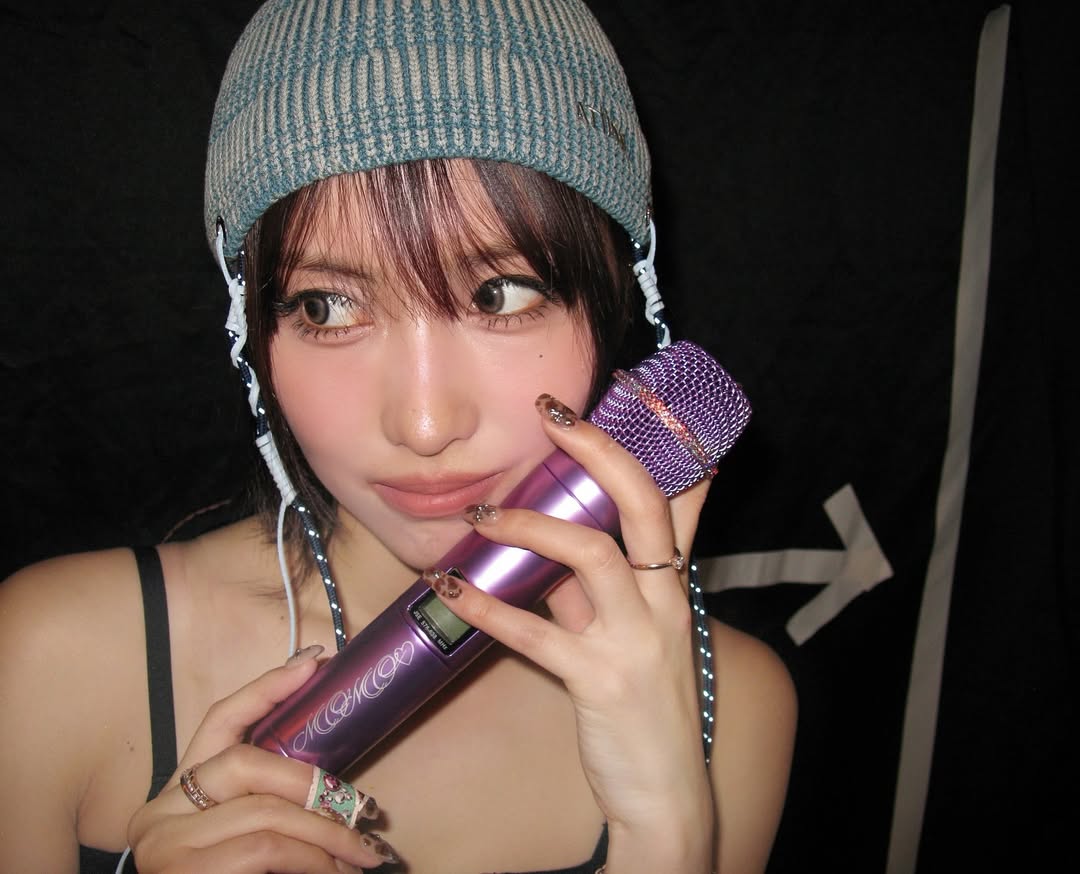 Momo pushing through on stage | @momo/Instagram
