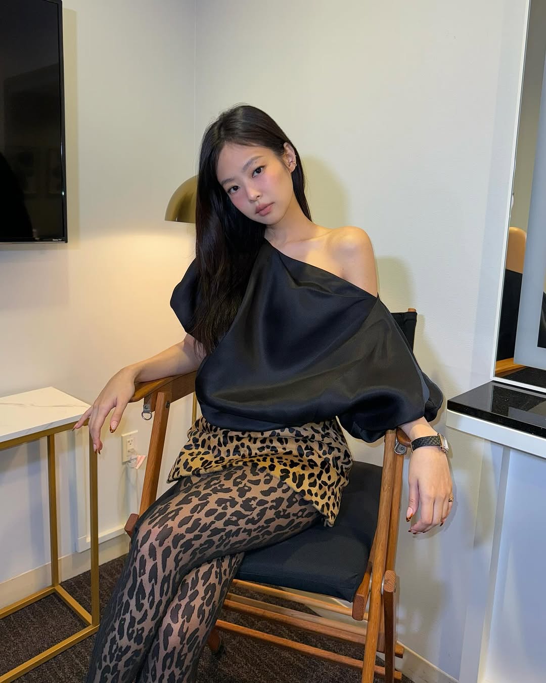 BLACKPINK’s Jennie wearing toe shoes