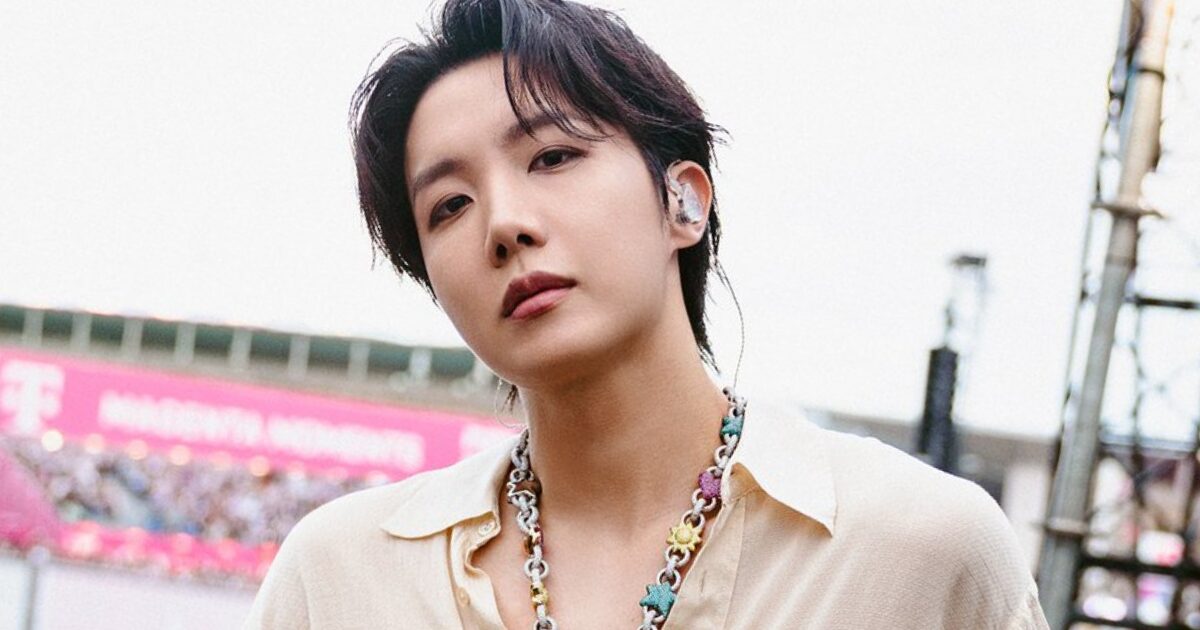 BTS's J-Hope Suffers Wardrobe Malfunction At Lollapalooza Berlin, Handles It Like a Pro