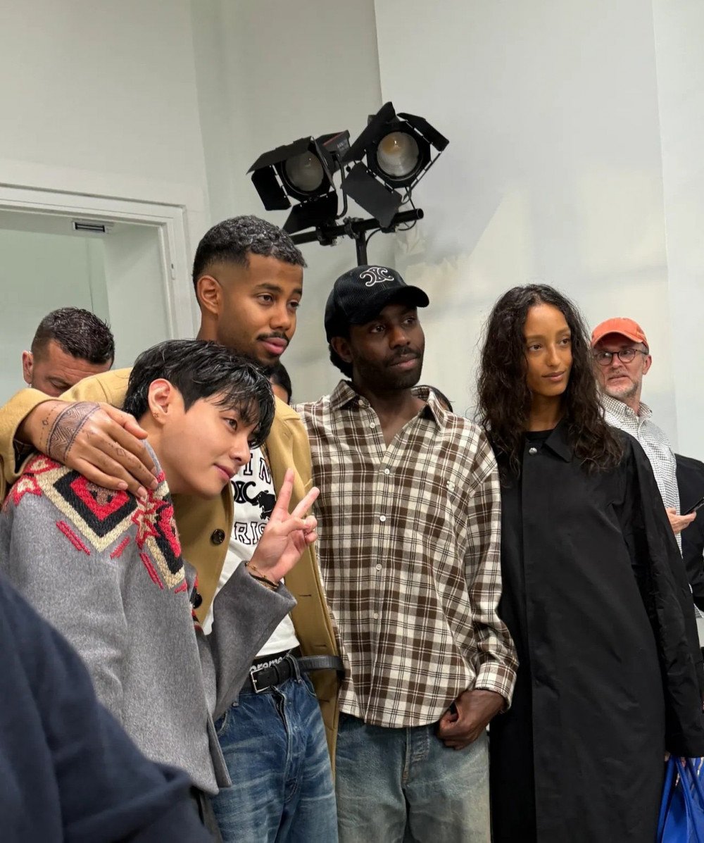 BTS's V Impresses at CELINE's Paris Show and Secures Personal Invitation from Anna Wintour 2 BTS's V Impresses at CELINE's Paris Show and Secures Personal Invitation from Anna Wintour