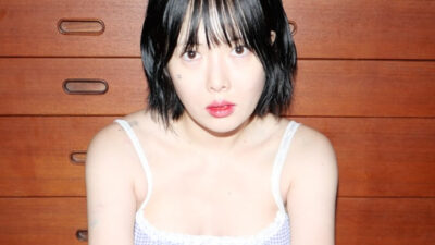 Change Of Mind? HyunA Raises Eyebrows In A Skin-Baring At-Home Photoshoot