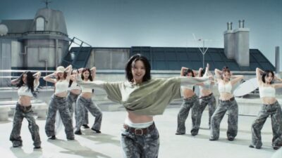 TWICE’s Jeongyeon showing her waistline