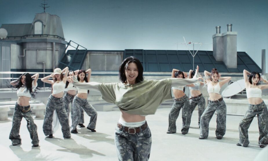 TWICE’s Jeongyeon showing her waistline