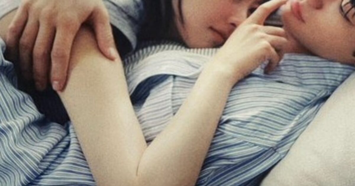 "Lying Between His Legs!" Famous Actress And Popular Idol's Photos Together Cause Shock